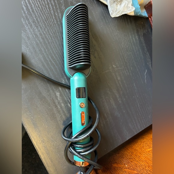 Straightening brush - Picture 1 of 3
